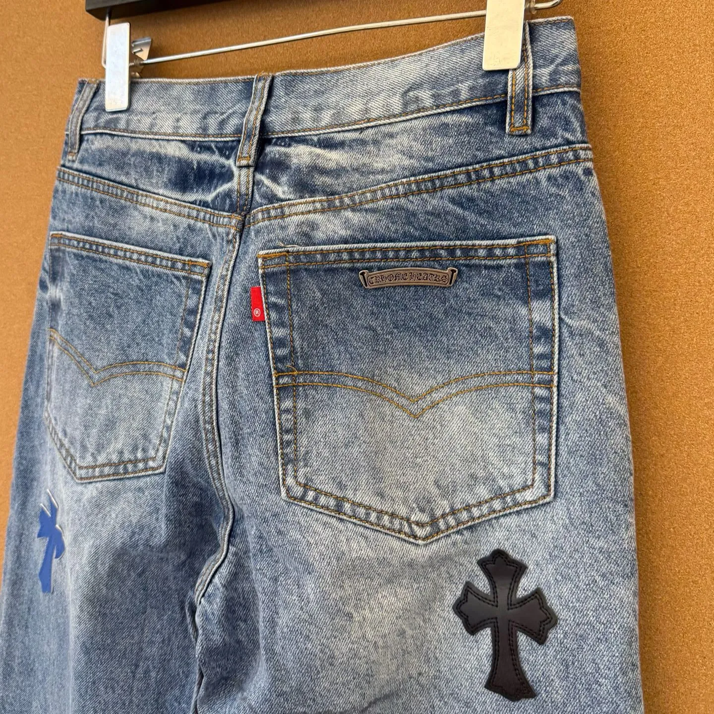 P280 Style number D321 chromehearts three-color patchwork leather jeans SIZE#28-36 Size reference# 28 pants length 102 waist 70 hips 96 30 pants length 104 waist 74 hips 100 32 pants length 106 waist 78 hips 104 34 pants length 108 waist 82 hips 108